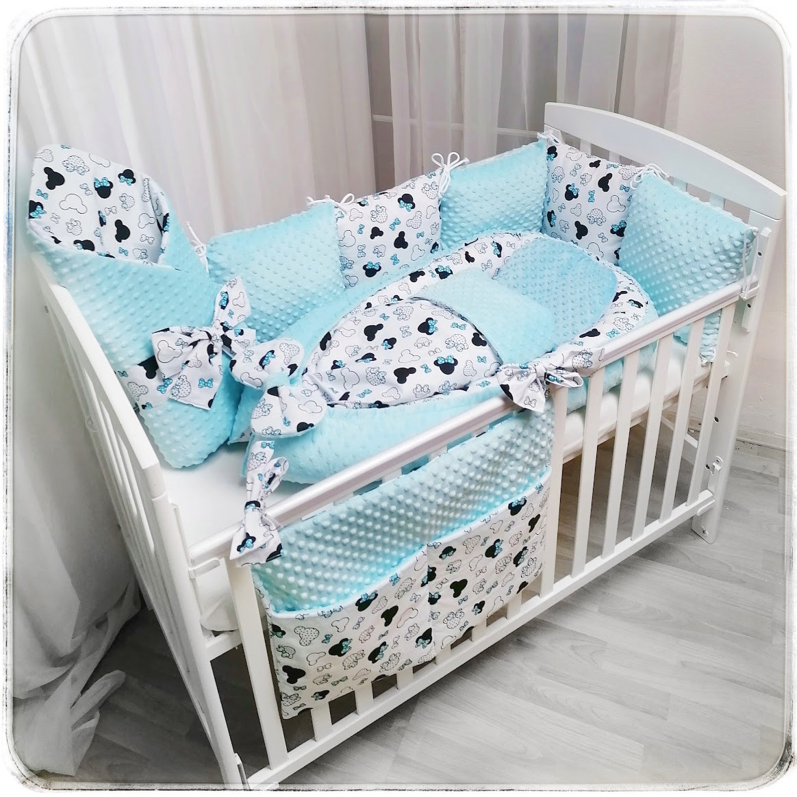 5 dílný set do postýlky (hnízdečko, rychlozavinovačka, kapsář, komplet do hnízdečka, polštářkový mantinel) - MINKY Iceberg Blue/Minnie aqua mašličky