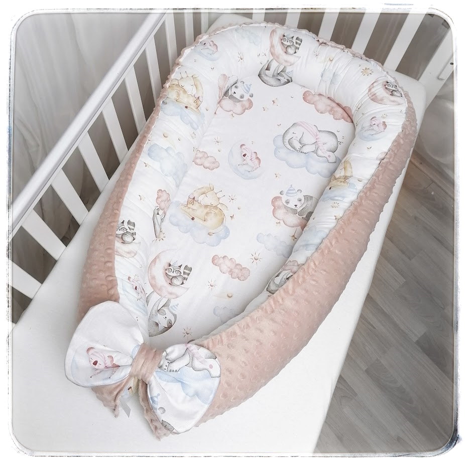 Oboustranné hnízdečko pro miminko do postýlky MINKY - bavlna Spící zvířátka na obláčcích na bílé/Minky Dots Latte