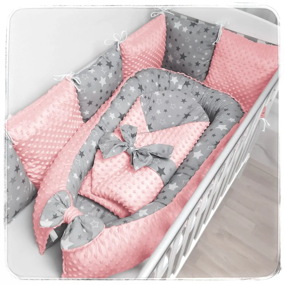 3 dílný set do postýlky (hnízdečko, rychlozavinovačka, polštářkový mantinel) - potisk bílé šedé hvězdy na šedé/Minky Dots Salmon Pink