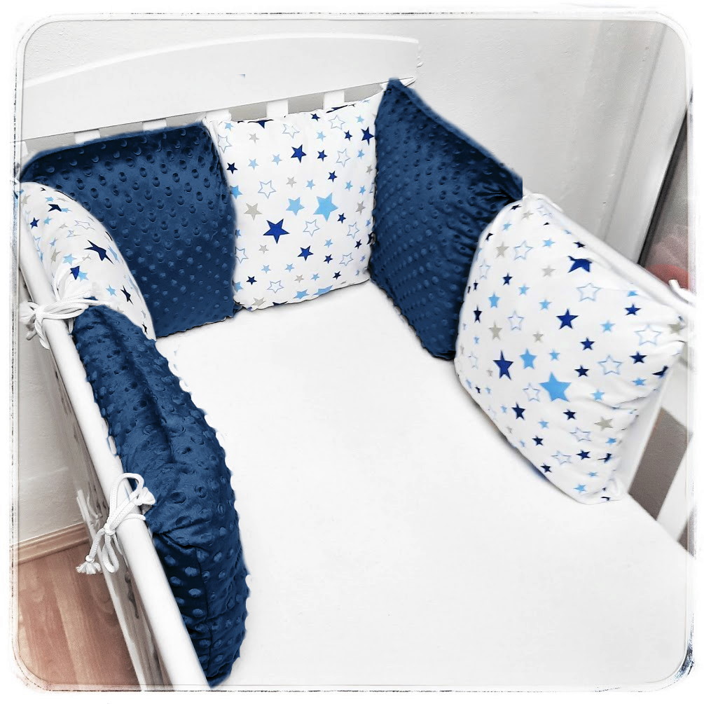 Polštářek na polštářkový mantinel do postýlky - Modré šedé hvězdy na bílé