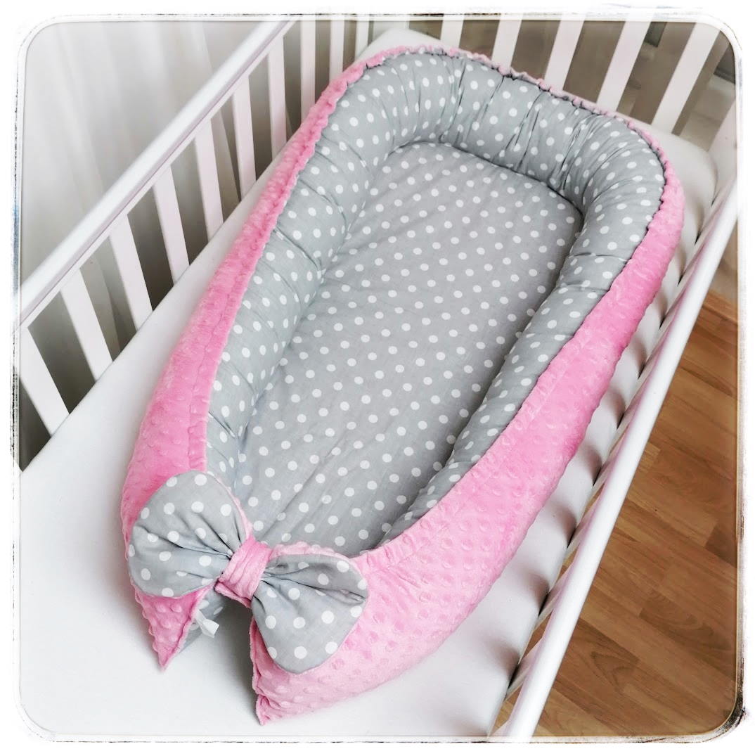 3 dílný set do postýlky (hnízdečko, rychlozavinovačka, polštářkový mantinel) - potisk bílé puntíky na šedé (1cm)/Minky Dots Pink