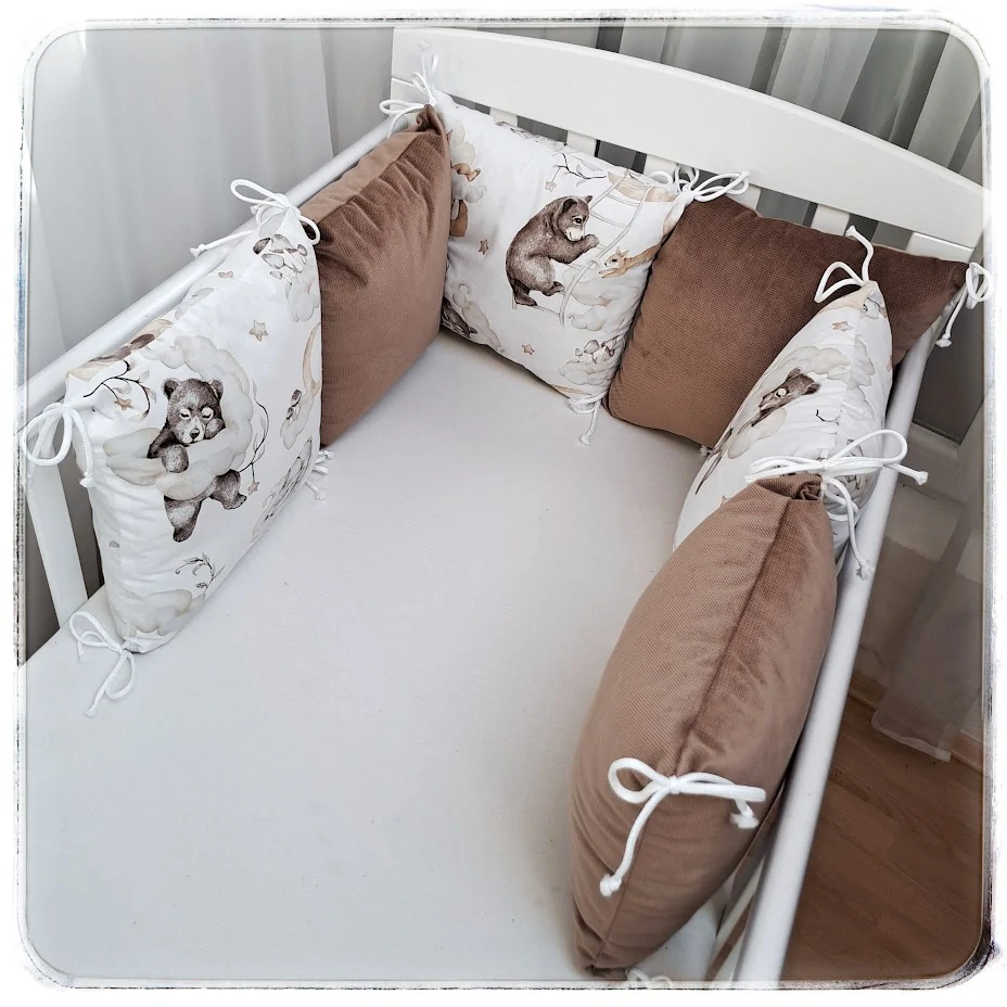 5 dílný set do postýlky (hnízdečko, rychlozavinovačka, komplet dečky a polštářku, polštářkový mantinel, kapsář) - MINKY Velvet Almondine/bavlna Hnědí medvídci na obláčcích