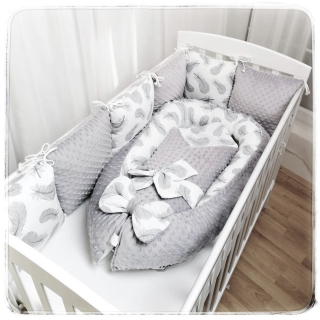 3 dílný set do postýlky (hnízdečko, rychlozavinovačka, polštářkový mantinel) - potisk Šedá pírka na bílé/minky světle šedé